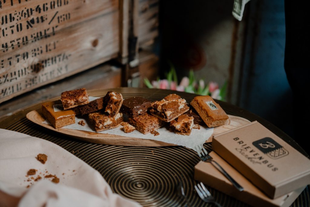 Brievenbus cadeau assortiment met verschillende smaken gebak: Haagsche Hopjes, Chocolade, Walnoot Sinaasappel en Kaneel banke