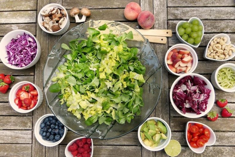 Beroemdheden Maaltijdbox met verse ingrediënten en receptkaart, toon de voordelen van maaltijdboxen voor gezond en snel koken thuis