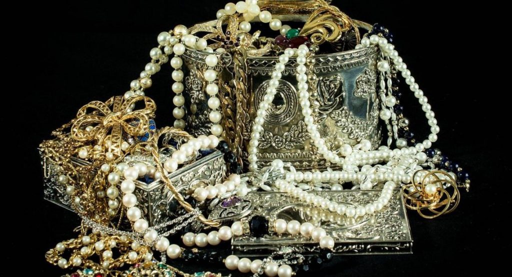 Online sieraden groothandel met groot assortiment sieraden beschikbaar voor webshophouders en winkeliers