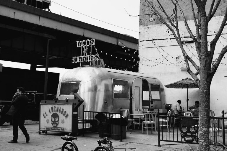 Ons team Stapsgewijze gids voor het organiseren van een succesvol foodtruck evenement met tips voor locatie, selectie en promotie.