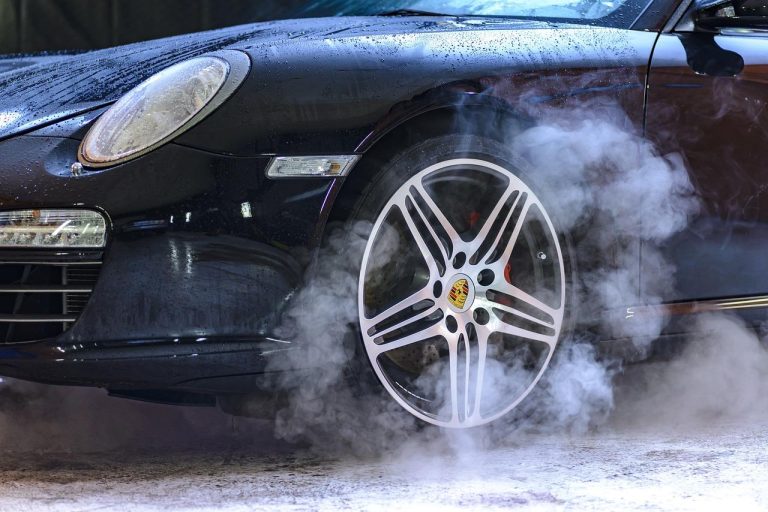 Ons team Professionele auto poetsbeurt bij autopoetsbedrijf in Almere met glimmende lakafwerking