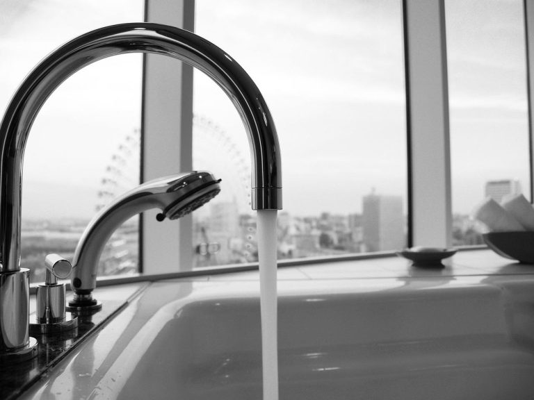 Over ons Schema van een warmtepomp boiler die warmte uit buitenlucht haalt voor efficiënte waterverwarming