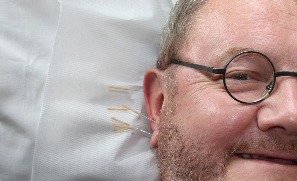 Acupuncturist voert behandeling uit in een professionele praktijk in Zwolle